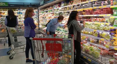 Personas compran de víveres en un supermercado, en el norte de Quito. Mayo, 2023. 