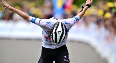 Tadej Pogacar festeja su victoria en la Etapa 6 del Tour de Francia, el 6 de julio de 2023. 