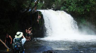 Personas se bañan en una de las cascadas del refugio Molinuco, en febrero de 2022.