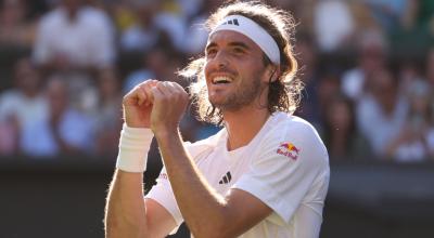 Stefanos Tsitsipas celebra tras su victoria ante Andy Murray en Wimbledon, el 7 de julio de 2023.