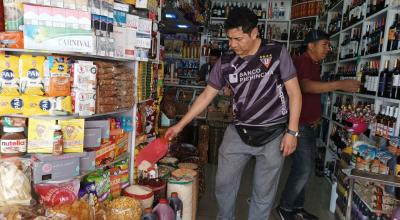 Byron Leman, propietario del local Leman's Liquor's
 en el mercado Iñaquito, norte de Quito. Foto del 7 de julio de 2023.