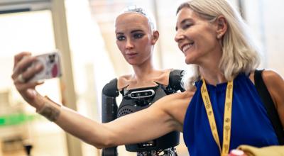 Un visitante se toma un 'selfie' durante una cumbre sobre inteligencia artificial de la ONU, el 5 de julio de 2023. 
