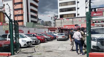 Local de venta de autos usados Bmotors, en la avenida 10 de Agosto, en Quito.