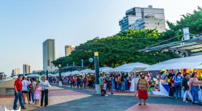 En el Malecón de Guayaquil solo se permiten ferias ciudadanas y la venta en locales autorizados por la administración del espacio. 