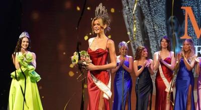 Rikkie Kollé se impuso en el certamen de Miss Países Bajos. La mira la Miss Universo actual, R'Bonney Nola Gabriel.