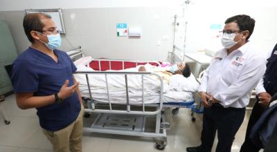 Autoridades sanitarias de Perú visitan a un paciente con el síndrome de Guillain Barré, el 8 de julio de 2023.