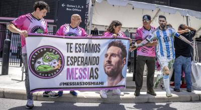 Los aficionados del Inter Miami sostienen carteles de Lionel Messi a las afueras de su estadio, el martes 11 de julio de 2023.