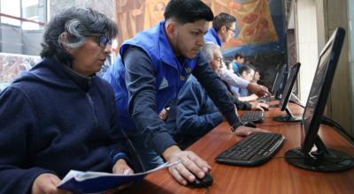 Personal del IESS da soporte a jubilados y afiliados en la matriz de Quito. Foto del 10 de julio de 2023.