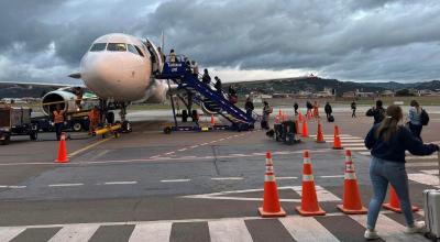 Pasajeros abordan un avión de la aerolínea Latam en el aeropuerto Mariscal Lamar, de Cuenca. 