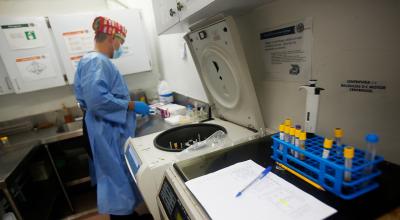 Un trabajador de la salud manipula muestras para un examen de VIH, en Panamá, el 1 de diciembre de 2022.