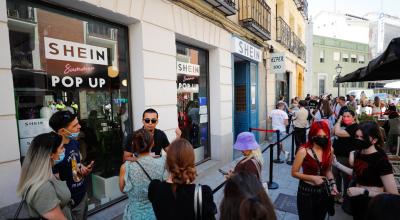 Consumidores buscan entrar a la tienda temporal de ropa Shein, en España, el 6 de junio de 2023.