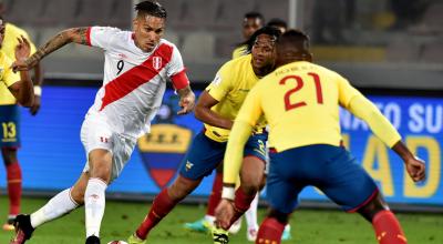 Paolo Guerrero domina una pelota en el partido entre Ecuador y Perú, el 6 de septiembre de 2016, por las Eliminatorias al Mundial de Rusia 2018.