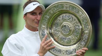 La tenista checa Marketa Vondrousova  sostiene su trofeo en Wimbledon, el 15 de julio de 2023.