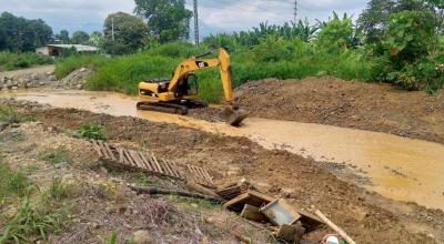 Una máquina trabaja en el encauzamiento del río Guanache, en Ponce Enríquez.