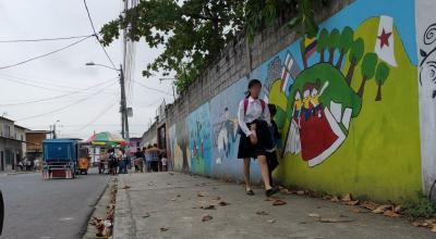 Niños a la salida de una escuela en Pascuales, al norte de Guayaquil, uno de los distritos donde se intervendrán planteles educativos. 