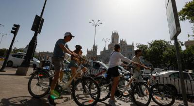 Varias personas en bicicletas pasean en Madrid, el 17 de julio de 2023. 