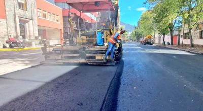 Trabajadores del Municipio realizan trabajos de repavimentación en el centro norte de Quito, el 17 de julio de 2023.