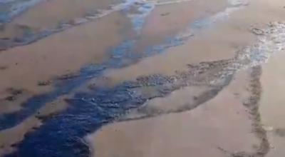 Vista área de una parte del derrame de crudo en la playa de las Palmas, en Esmeraldas, el 19 de julio de 2023. 