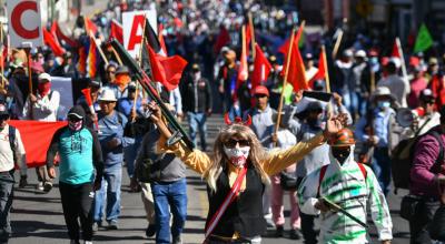 Miembros de sindicatos protestan en Arequipa, Perú, este 19 de julio de 2023.