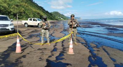 Militares junto al área de playa afectada por el derrame de crudo, el 19 de julio de 2023. 