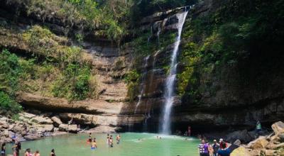 Turistas en la Cascada del Silencio en febrero de 2021.