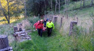 Bomberos y policías rescataron a un joven que resultó con politraumatismos tras caer por una pendiente en el refugio de vida silvestre Pasochoa. 