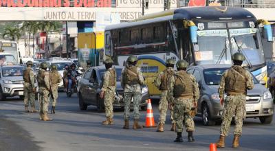 Un contingente militar realiza operativos en el Puente de la Unidad Nacional, con dirección al cantón Durán, en Guayas.