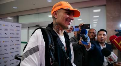 Paolo Guerrero sonríe a su llegada a Quito, el jueves 20 de julio de 2023.