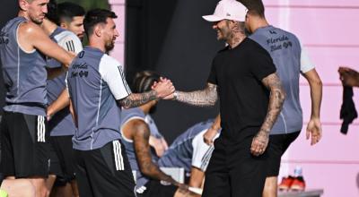 Lionel Messi y David Beckham saludan durante un entrenamiento del Inter Miami, el 24 de julio de 2023.