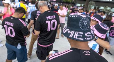 Los aficionados al fútbol hacen fila para ingresar al estadio Inter Miami CF y DRV PNK para asistir al evento de presentación de Lionel Messi, el 16 de julio de 2023.