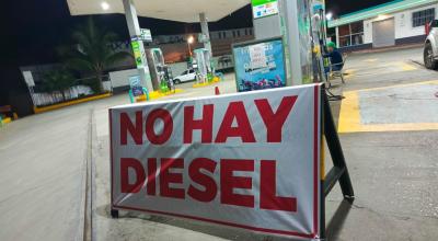Una gasolinera en Manta exhibe un cartel anunciando falta de diésel. Gasolineros denuncian problemas por fijación de cupos por parte del Gobierno. Foto del 24 de julio de 2023.