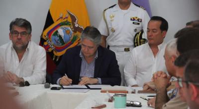 El presidente Guillermo Lasso firma el decreto del estado de excepción este lunes 24 de julio de 2023.