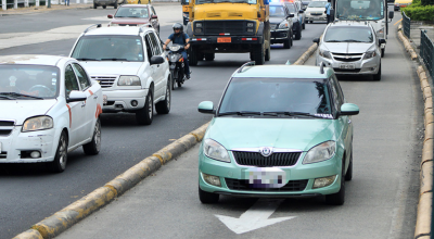 La invasión del carril de la Metrovía es una de las multas de tránsito que se reducirán en Guayaquil: pasará de USD 225 a USD 112.