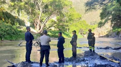 Personal de Bomberos recupera un cadáver del río Cuenca, el 19 de julio de 2023.