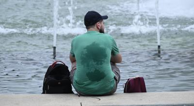 Un hombre junto a una fuente de agua en Washington, Estados Unidos, el 27 de julio de 2023. 