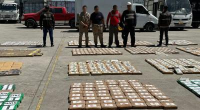 La Policía detuvo a cuatro personas e incautó 1.300 paquetes de cocaína en un puerto de Guayaquil, este domingo 30 de julio del 2023. 