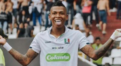 Billy Arce celebra sus dos goles en la victoria del Once Caldas, el 30 de julio de 2023.