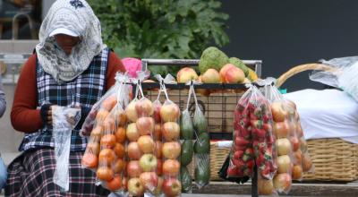 Una mujer vende frutas en una calle de Quito. Foto del 25 de julio de 2023.