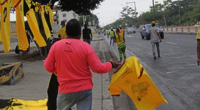 Un comerciante informal vende camisetas del Barcelona S.C. a las afueras del estado Banco Pichincha, en Guayaquil, el 4 de febrero del 2023. 