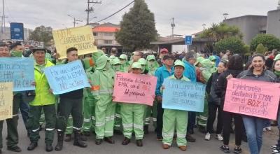 Trabajadores de la Empresa de Aseo de Cuenca en una protesta contra el fideicomiso del sector eléctrico, el 1 de agosto de 2023.