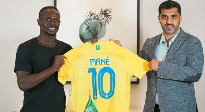 Sadio Mané sostiene la camiseta del Al Nassr, en Arabia Saudita, el 1 de agosto de 2023.