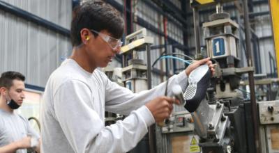 Imagen referencial de un trabajador de una empresa de Ecuador, en febrero de 2023. 