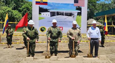 Representantes de las Fuerzas Armadas y la Embajada de Estados Unidos, en El Coca, el 2 de agosto de 2023.