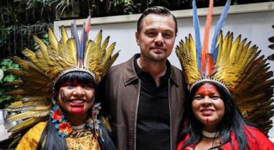 Leonardo DiCaprio junto a mujeres indígenas de Brasil., mayo de 2022.