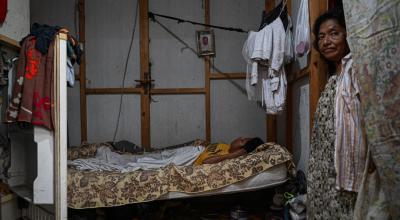 Una mujer en Piura, junto a su hijo enfermo de dengue en un brote de la enfermedad, Perú, 11 de junio de 2023. 