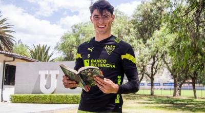 Facundo Rodríguez, jugador de Liga de Quito, sostiene un libro en el Complejo de Pomasqui, en julio de 2023.
