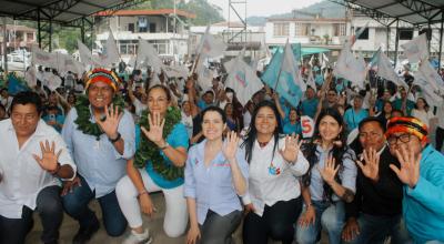 La candidata a asambleísta por Pastaza, Ximena Morante (de blanco al centro), durante un evento junto a Pierina Correa este 25 de julio de 2023.