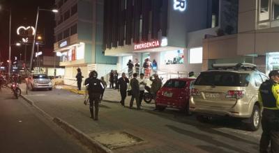 Afueras de la Clínica de la Mujer, en Quito, que atendió a Fernando Villavicencio, tras sufrir un atentado.