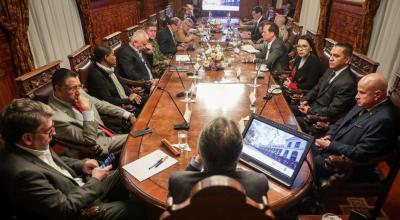 El presidente Guillermo Lasso junto a su gabinete de seguridad y las máximas autoridades del Estado, el 9 de agosto de 2023.