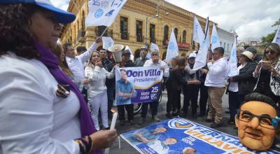 Simpatizantes del candidato a la presidencia Fernando Villavicencio (+) hicieron un plantón en Cuenca pidiendo justicia. Foto del 10 de agosto de 2023.